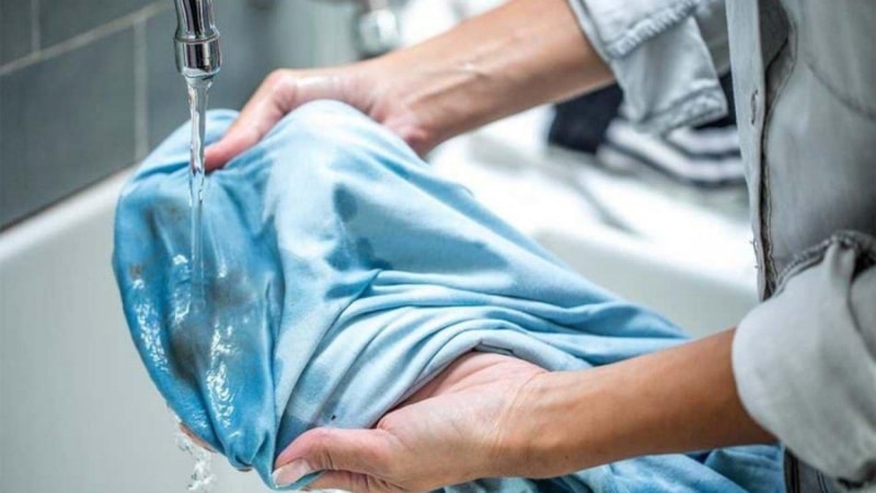 Kıyafetler eskisinden yeni olacak! Çamaşır suyu lekesini yok eden mucize yöntemler! Mutlaka deneyin..