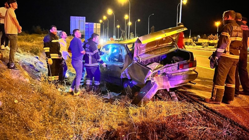 Aksaray'da otomobile arkadan çarpıp kaçtı: 2 yaralı