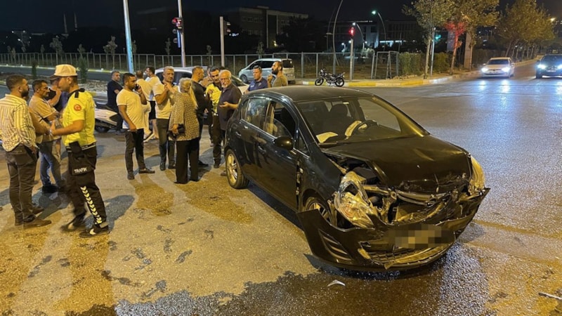 Kilis'te iki otomobilin çarpıştığı kazada 3 kişi yaralandı