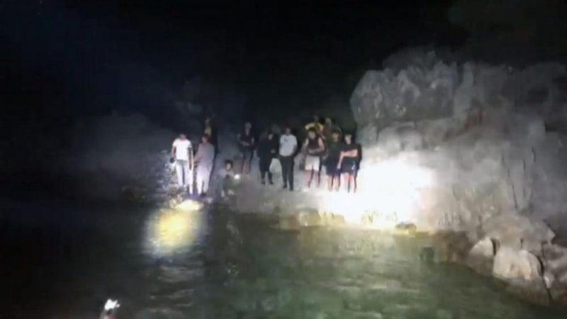 Göçmenleri Yunanistan diye Marmaris'te bir koya bıraktılar