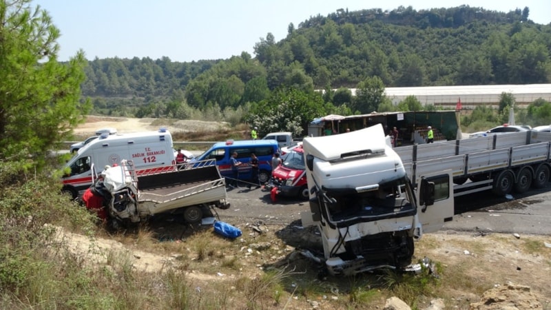 Antalya'da kamyonet ile tır çarpıştı: 2 ölü