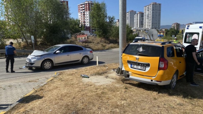 Kastamonu'da taksi ile otomobil kazaya karıştı: 3 yaralı
