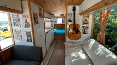 İzmir'de 2 yıllık sigara parasıyla midibüsünü karavana çevirdi