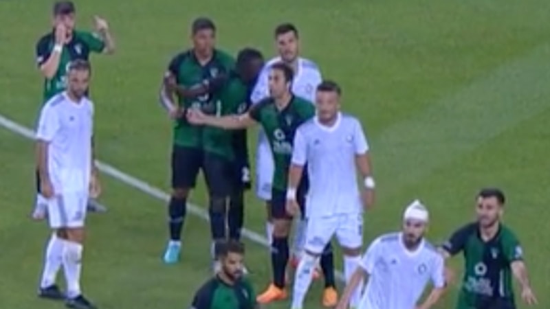 Kocaelisporlu Fofana maç sırasında Altaylı Ceyhun Gülselam'ı ısırdı