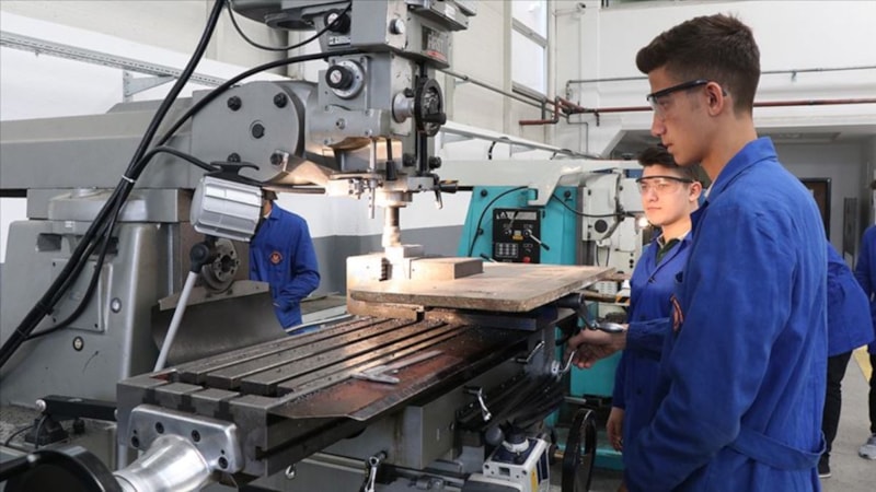 Sanayiciler işçi bulamamaktan dertli: Üniversite okumak şart değil