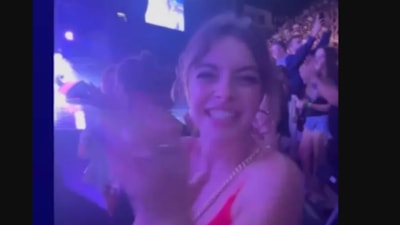 Melis Sezen, Kenan Doğulu konserinde dans etti