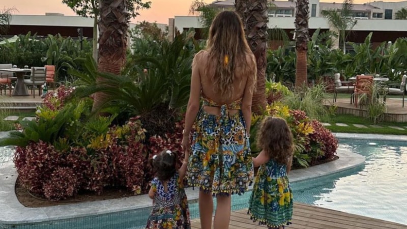 Sinem Kobal kızlarıyla poz verdi