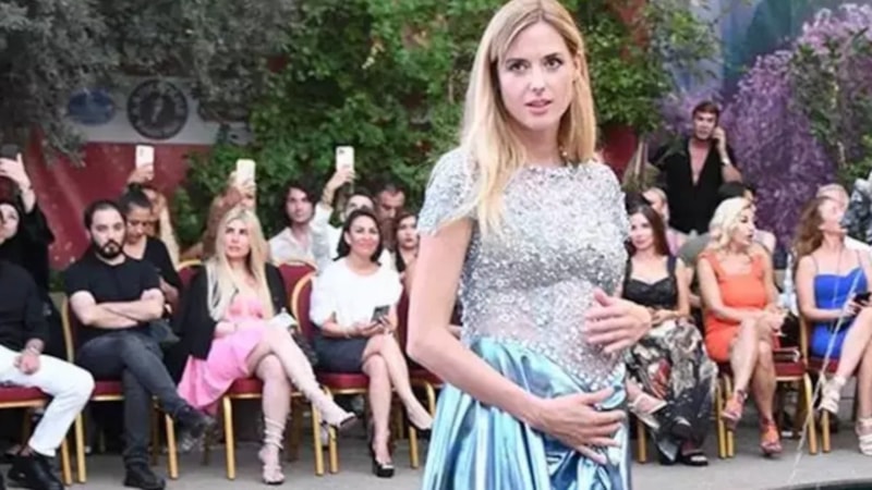 Hamile Wilma Elles, podyuma çıktı