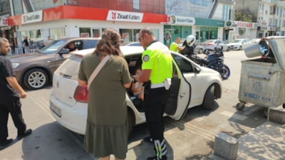 Düzce'de araçta bırakılan 2 çocuğu polis fark etti: Anneye ceza kesildi