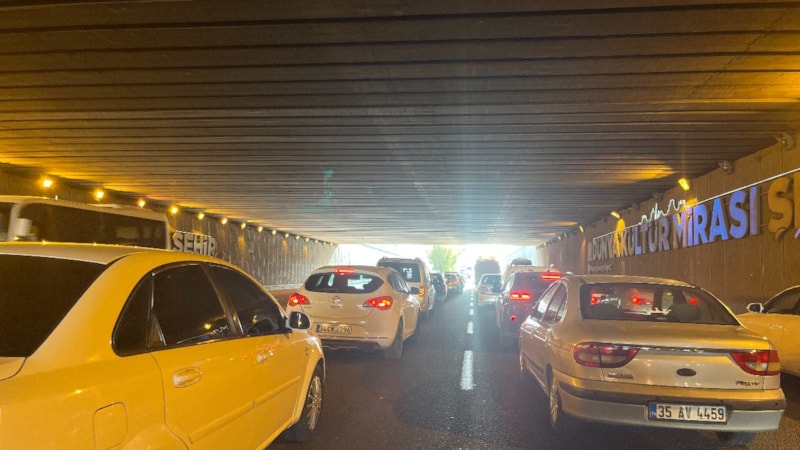 Diyarbakır'da 2 otomobil çarpıştı! 3 kişi yaralandı