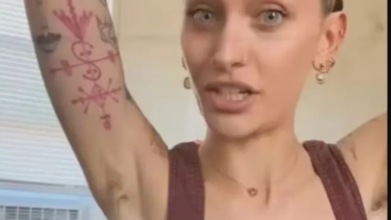 Michael Jackson’ın kızı Paris, koltuk altı kılları uzatıyor