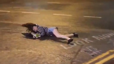 Çin ve Hong Kong'da Saola Tayfunu etkisi: Bir kadını metrelerce savurdu