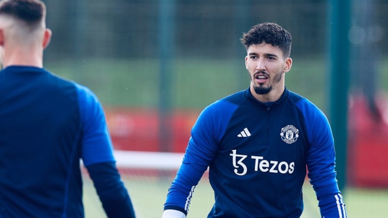 Altay Bayındır, Manchester United'da 1 numarayı giyecek