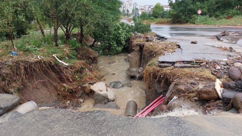 Samsun'da selde sürüklenen 4 kişilik aile birbirlerine sarılarak ölümden kurtuldular