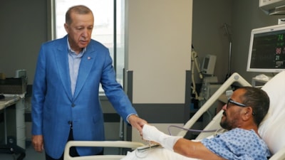 Cumhurbaşkanı Erdoğan, kaza geçiren Ali Sabancı ve eşini hastanede ziyaret etti