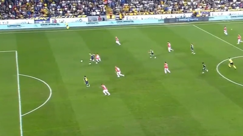 Fenerbahçe'nin Ankaragücü'nün stoperi Mert Çetin için kırmızı kart beklediği pozisyon