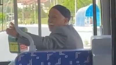 Bitlis'teki halk otobüsüne binen amcanın söylediği türküler viral oldu