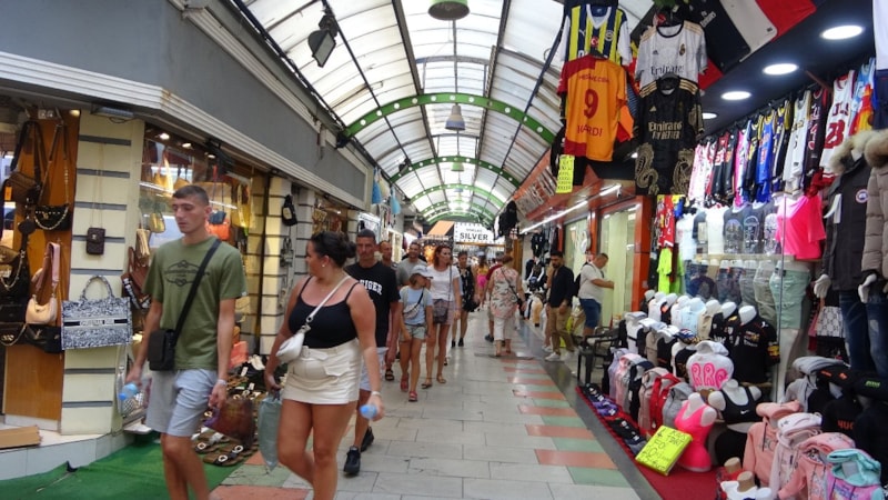 Marmaris'te sağanak yerini güneşe bıraktı! Turistler alışverişe akın etti...