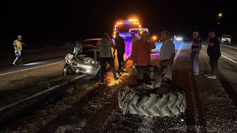 Bartın'da otomobilin traktöre çarptığı kazada 3 kişi yaralandı