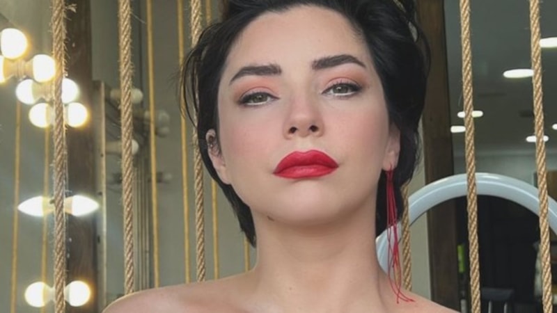 Merve Boluğur, yüzüğünü gösterdi