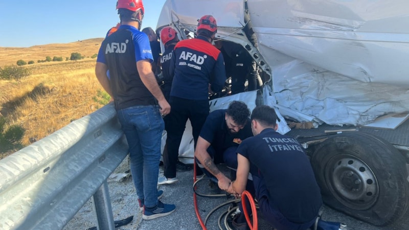 Tunceli'de 2 araç çarpıştı: 3 yaralı