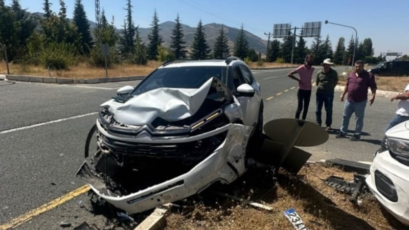 Elazığ'da 2 otomobil çarpıştı: 2 kişi yaralandı