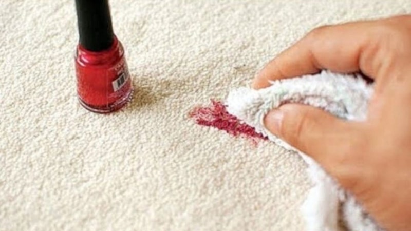 Asetona gerek yok! Bu yöntem oje lekesini saniyeler içinde yok ediyor