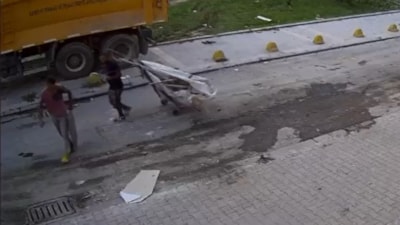 Malatya'da aynı rögar kapağı 2 kez çalındı! O anlar kameralara yansıdı