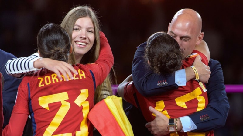 Tepkilerin odağındaki İspanya Futbol Federasyonu Başkanı Luis Rubiales görevi bıraktı