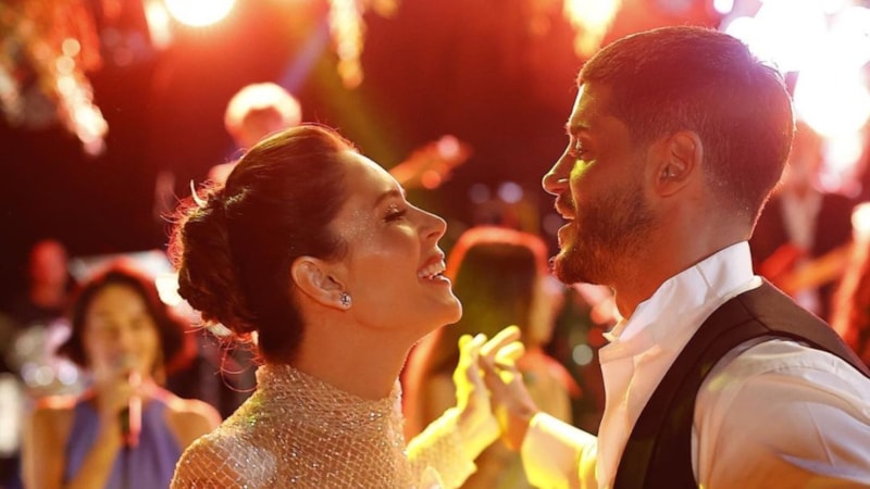 Berk Oktay ile Yıldız Çağrı Atiksoy'dan aşk kutlaması