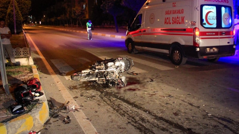 Uşak'ta motosikletin kamyonete çarptığı kazada 2 kişi öldü