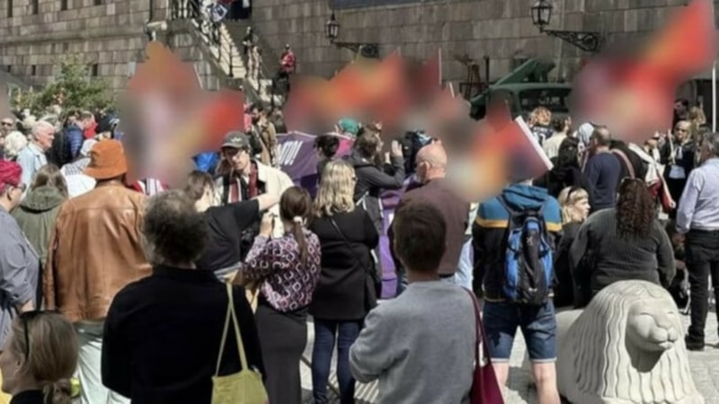 İsveç'te terör örgütü PKK provokasyonu: Paçavra açıp slogan attılar