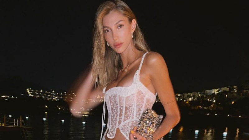 Şevval Şahin çiçeğini paylaştı