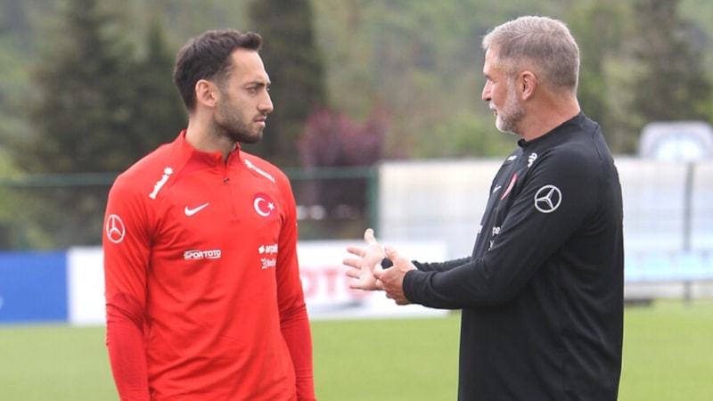 Stefan Kuntz'dan Hakan Çalhanoğlu'na sitem