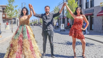 Diyarbakır'da acı biber ve bamyayla elbise tasarladı