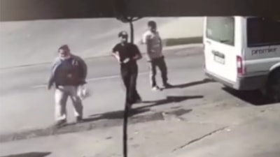 İstanbul'da kapısı açık araçtan hırsızlık kameraya yansıdı