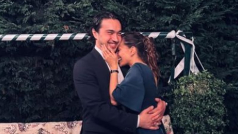 Leyla Tanlar oyuncu sevgilisi Burak Dakak ile nişanlandı