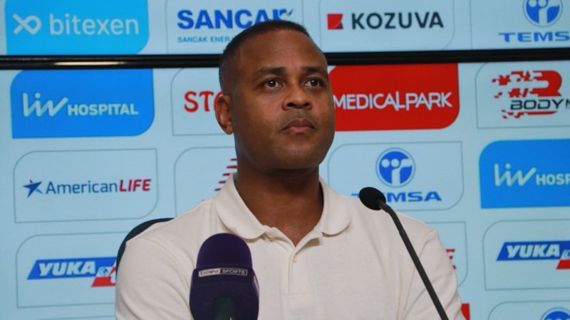 Patrick Kluivert: Balotelli kendisini ılık bir suyun içerisinde buldu