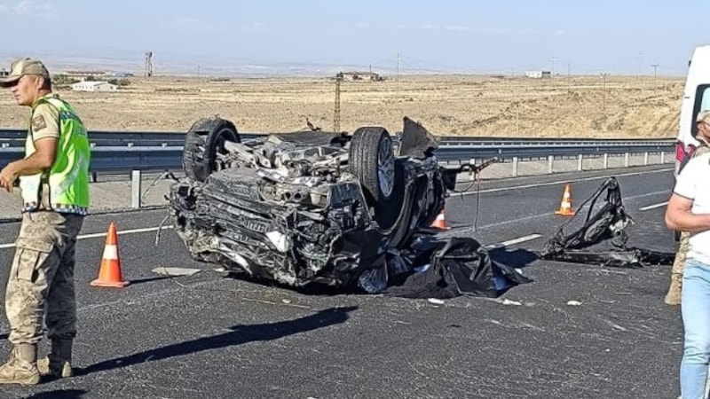 Diyarbakır'da lastiği patlayan araç kontrolden çıktı: 3 ölü