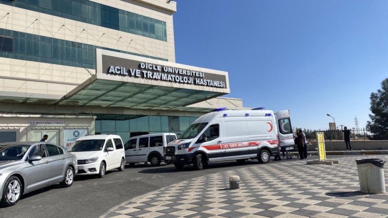 Diyarbakır'da dekan yardımcısı, eski öğrencisi tarafından bıçaklandı