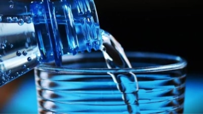 Gece boyunca etkili! 1 bardak su içip uyumanın faydasına bakın...