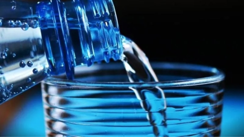 Gece boyunca etkili! 1 bardak su içip uyumanın faydasına bakın...