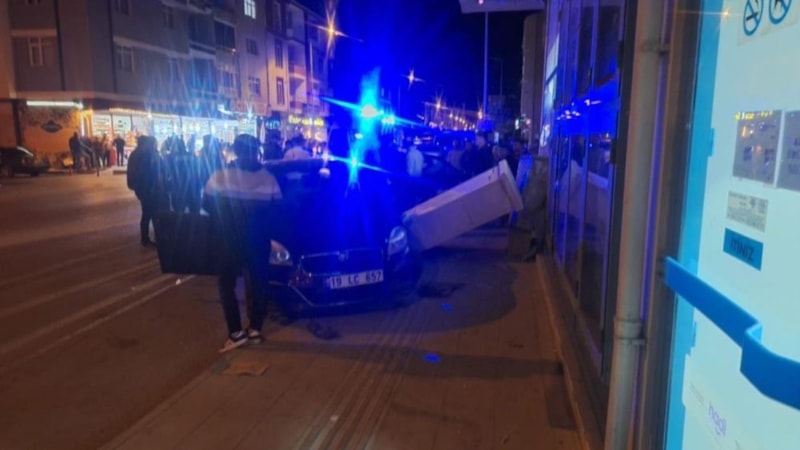 Çorum'da kazaya karışan otomobiller markete daldı: 2 yaralı