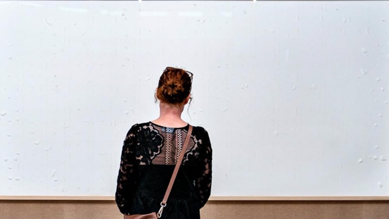 Danimarkalı sanatçı boş çerçeveyi sanat eseri diye sundu: Sözleşmenin ihlali işin bir parçasıdır