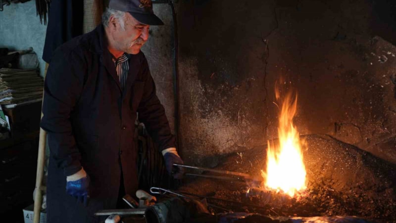 Erzincan’da yarım asırdır demircilik yapıyor! Bu meslek bizim ata baba mesleği