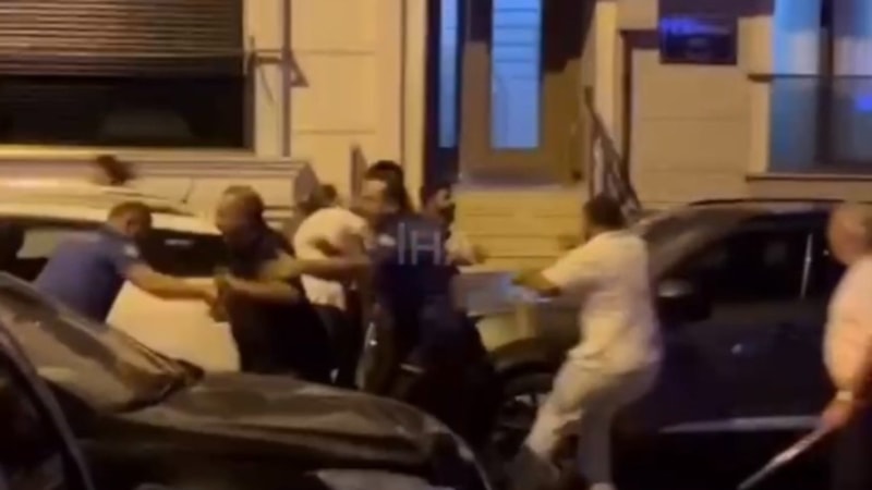 Ataşehir'de eski eşlerin aileleri birbirine girdi