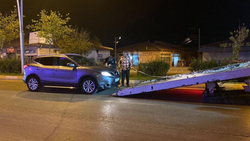 Çorum'da zincirleme trafik kazası! Yoldan geçen genç sürücüyü sırtından bıçakladı...