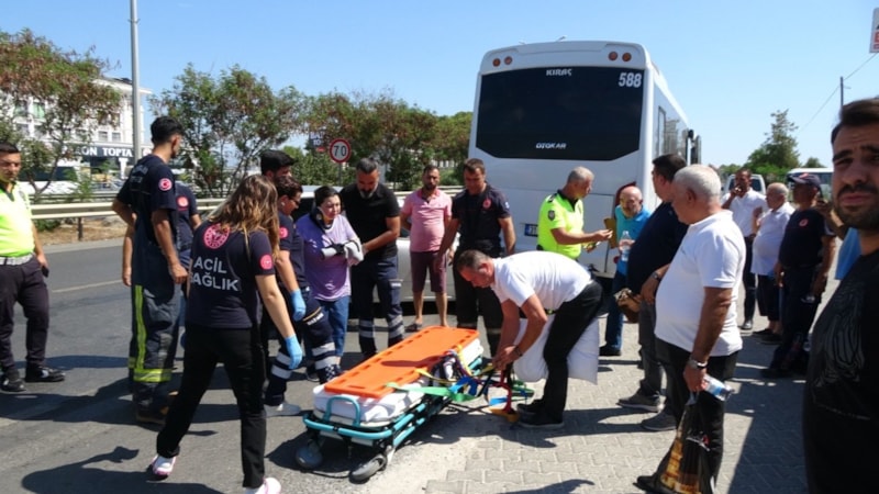 Antalya'da cep telefonuna uzanırken kaza yaptı: Park halindeki midibüse çarptı