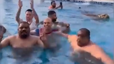 Dubai'de eğlence anlayışı! İş insanından havuzdaki arkadaşlarına kaplan sürprizi