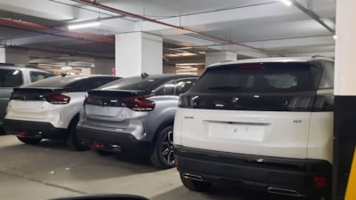 İstanbul'da İBB otoparkında stoklanan sıfır araçlar görüntülendi